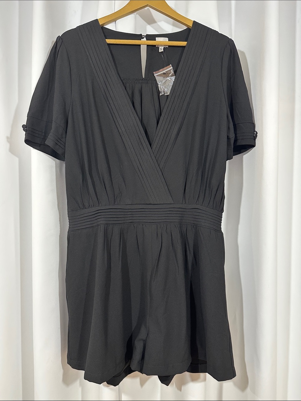 NWOT Evogues Romper Size 2X Black Surplice Short Sleeve Plus Size